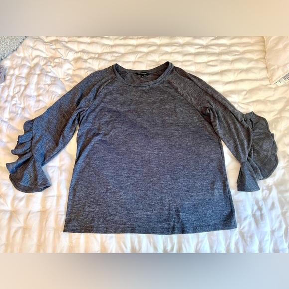 Banana Republic Tops - EUC Banana Republic 3/4 sleeve top. Crew neck. Ruffled sleeve. Excellent piece.